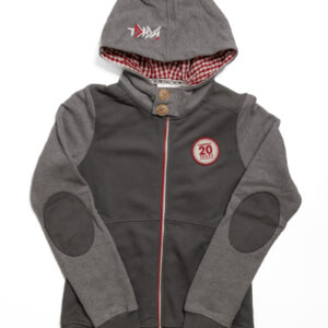 Der Herren Hoody grau-melange ist eine graue Kapuzenjacke mit rot kariertem Futter, Frontreißverschluss, Ellenbogenflicken und Brustflicken. Er verfügt über ein Logo auf der Kapuze, einen Knopf am Kragen sowie gerippte Ärmel und Saum. Jetzt im typischen Kitzloch-Stil im Shop Kuhstall erhältlich.