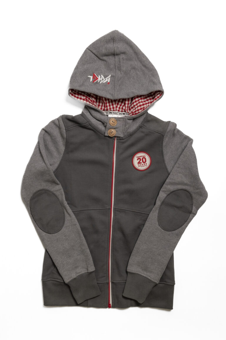 Der Herren Hoody grau-melange ist eine graue Kapuzenjacke mit rot kariertem Futter, Frontreißverschluss, Ellenbogenflicken und Brustflicken. Er verfügt über ein Logo auf der Kapuze, einen Knopf am Kragen sowie gerippte Ärmel und Saum. Jetzt im typischen Kitzloch-Stil im Shop Kuhstall erhältlich.