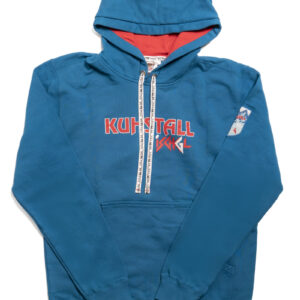 Der Herren Hoody blau von Kuhstall hat „Kuhstall“ in kräftigem Rot und Weiß auf der Vorderseite, eine Kapuze mit weißen Kordeln, ein kleines Logo auf dem linken Ärmel und eine gemütliche Kängurutasche. Das Innere ist mit leuchtend rotem Stoff gefüttert.