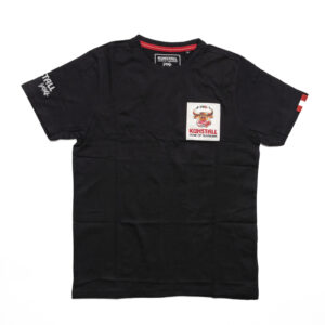 Das Unisex-T-Shirt „Patch“ ist schwarz mit roten Akzenten und verfügt über eine Brustgrafik mit einem Aufnäher mit einer Zeichentrickfigur und dem Text „KUNSTSTALL“, der von der verspielten Atmosphäre des Shop Kuhstall inspiriert ist, sowie einem kleinen weißen Text auf einem Ärmel.