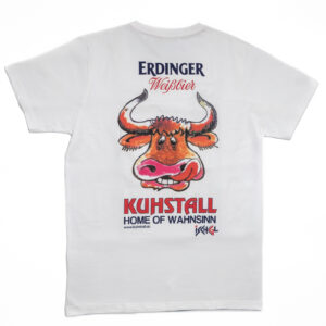 Das Unisex-T-Shirt „30 Jahre Kuhstall“ zeigt eine Comic-Kuh mit großen Hörnern und leuchtend roten und schwarzen Aufschriften wie „Erdinger Weißbier“, „Kuhstall“ und „Home of Wahnsinn“. Das markante Design auf dem weißen Stoff ist ideal für Fans des einzigartigen Stils von Shop Kuhstall.