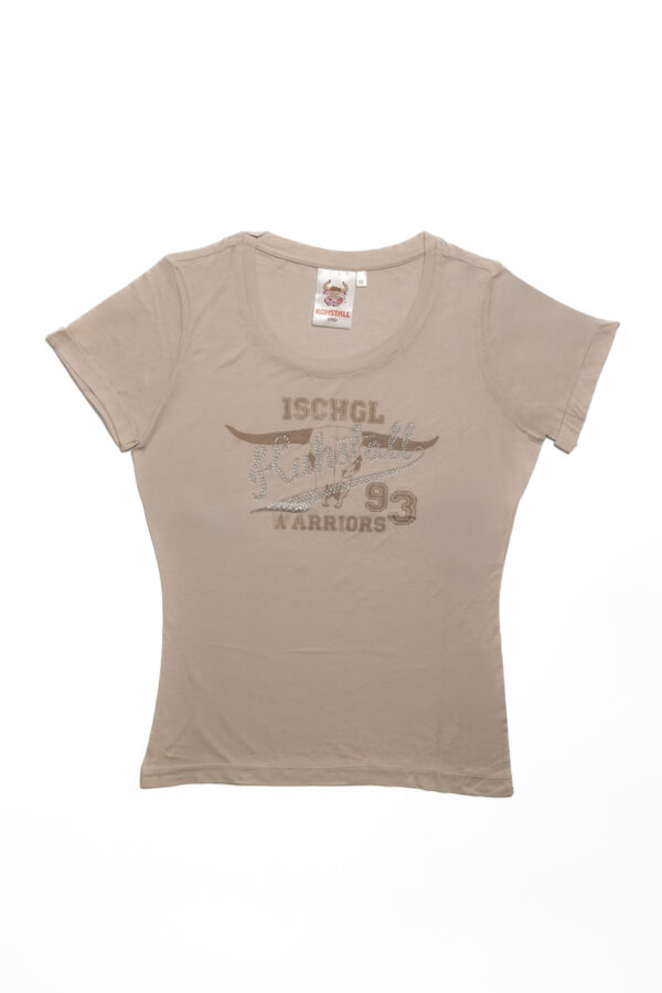 Das Damen-T-Shirt Crystal ist beige mit „ISCHGL“, „Warriors“ und „93“ in verwaschenem Text auf der Vorderseite, hat einen Rundhalsausschnitt, kurze Ärmel und ein Nackenetikett.
