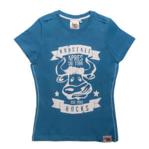 Das Damen-T-Shirt „Kuhstall Rocks“ ist blau und zeigt eine weiße Bullengrafik, umgeben vom Text „Kuhstall Apres Ski Tour Est. 1993 Rocks“ und verfügt über ein kleines Markenetikett am vorderen unteren Saum.