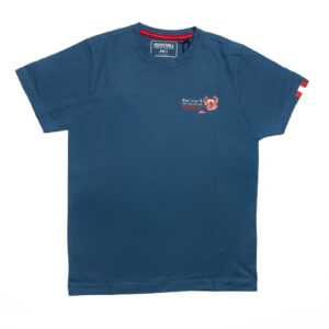 Das Unisex-T-Shirt „Bier vor 4“ aus dem Shop Kuhstall ist blau mit einer rot-weißen Stiergrafik auf der Brust, einem Ärmelpatch mit rot-blau-weißen Flaggen und einem mit roten Nähten verzierten Kragen und verkörpert den Kitzloch-inspirierten Stil.
