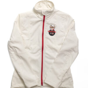 Die Damen-Softshelljacke ist eine weiße Jacke mit hohem Kragen, rotem Frontreißverschluss und einem Logo oben links auf der Brust mit einem stilisierten Tierkopf über den Worten „KRYSTAL 979“.