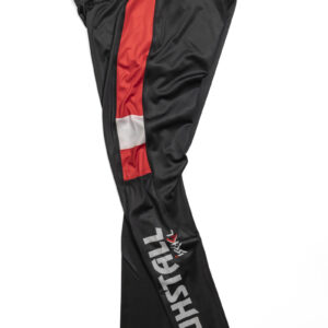 Damen-Leggings „Kuhstall“: Schwarze sportliche Leggings mit roten und weißen Seitenteilen, mit dem Wort „KUHSTALL“ in vertikalem weißem Druck auf einem Bein und einem stilisierten Emblem darunter auf weißem Hintergrund.