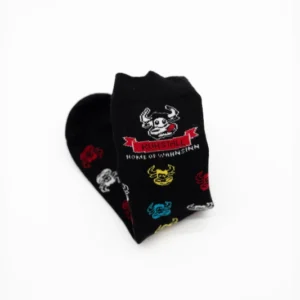 Die Socken „Kuhstall“ Kühe bunt 37-42 sind schwarze Socken mit leuchtenden Totenkopfmotiven in Rot, Blau, Gelb und Weiß. Auf einem roten Banner steht neben einem gehörnten weißen Totenkopf „KURASHIINI HOME OF WARINSKINN“. Ideal für ausgefallene Outfits, sind diese auf weißem Hintergrund im Kuhstall Kitzloch Shop erhältlich.