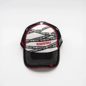 Die Schildkappe Kuhstall schwarz weiß ist eine stylische schwarz-rote Baseballkappe mit einzigartigem Reifenspurmuster, einem kleinen Traktorbild, weißen Nähten und Kuhnstall auf der Vorderseite. Perfekt für Fans des Kuhstall Kitzloch Shops, hebt sie sich von einem schlichten weißen Hintergrund ab.
