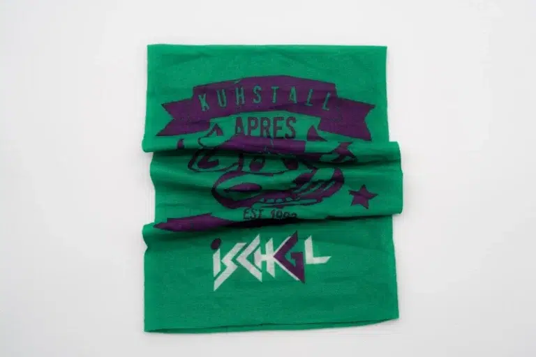 Ein zerknittertes grünes Produkt vom Kuhstall Kitzloch mit dem Text „Kuhstall“, einem auffälligen Tier mit Sonnenbrille, liegt auf einem weißen Hintergrund.