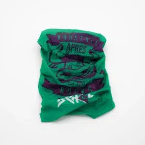 Ein zerknittertes grünes Produkt vom Kuhstall Kitzloch mit dem Text „Kuhstall“, einem auffälligen Tier mit Sonnenbrille, liegt auf einem weißen Hintergrund.