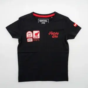 Schwarzes Kinder-T-Shirt mit verschiedenen Kuhstall und Kitzloch Logos auf der Vorderseite.