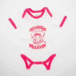 Weißer Baby Body mit pinkem Rand und Kuhstall Logo